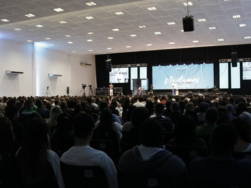 Auditório da PIBATEF durante um culto de domingo